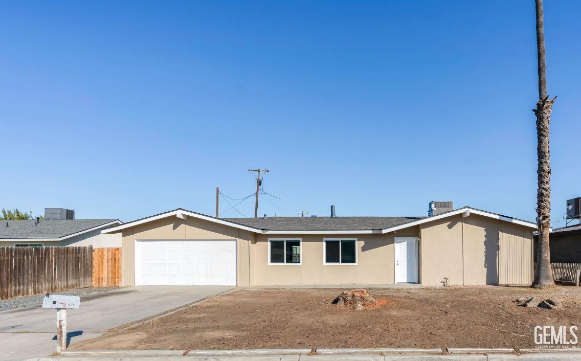 Single Family Residence in Bakersfield, photo 4 of 35