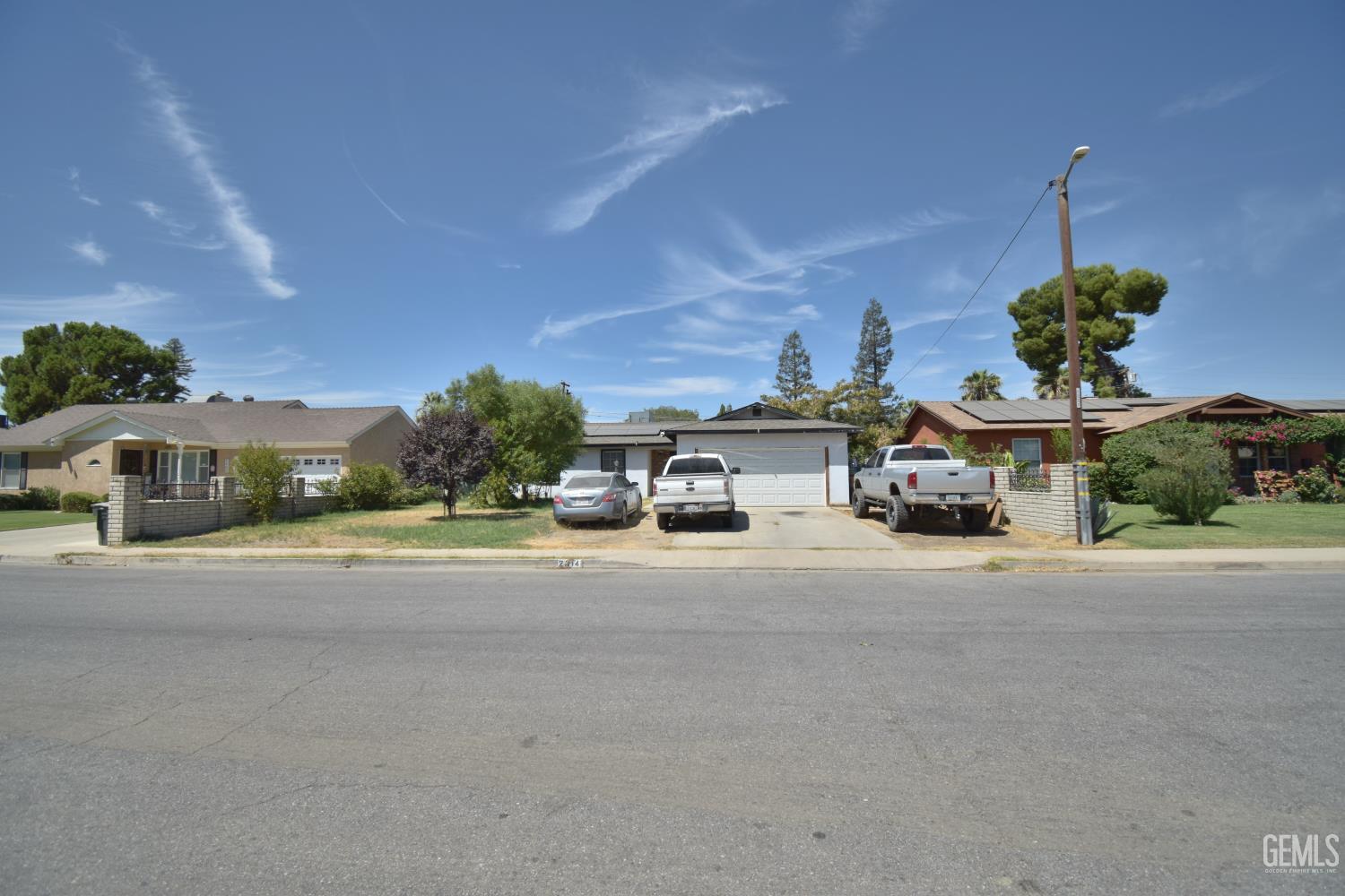 Single Family Residence in Bakersfield, photo 2 of 15