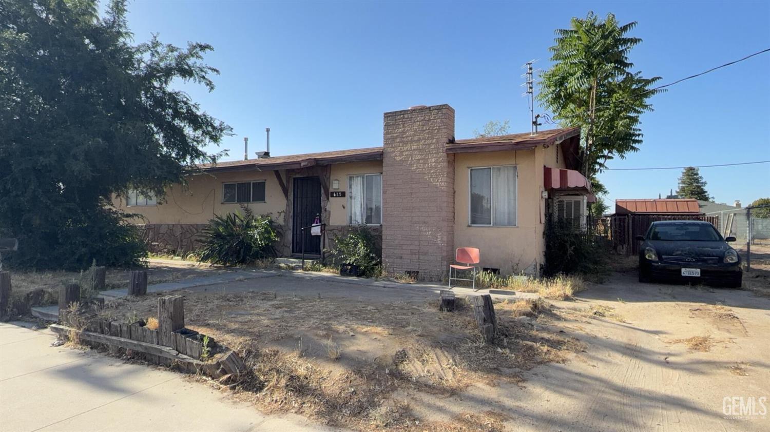 Single Family Residence in Bakersfield, photo 4 of 40
