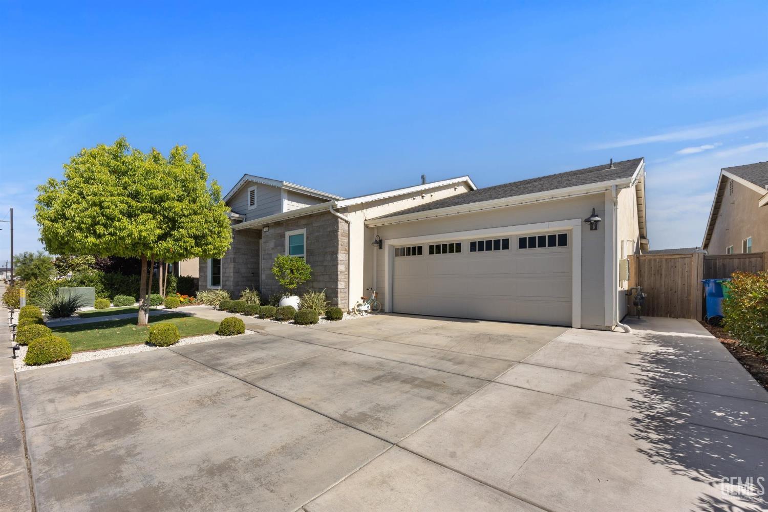 Single Family Residence in Shafter, photo 4 of 46