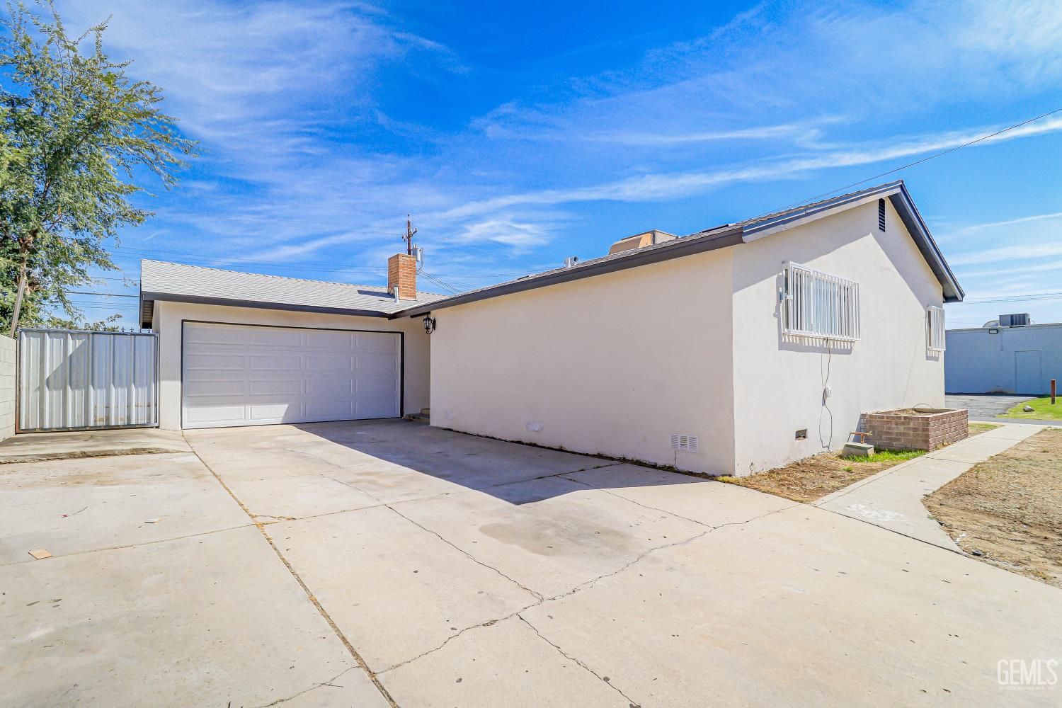 Single Family Residence in Bakersfield, photo 3 of 23
