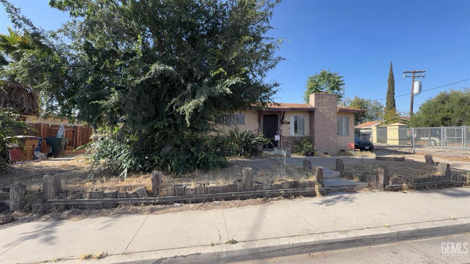Single Family Residence in Bakersfield, photo 2 of 40