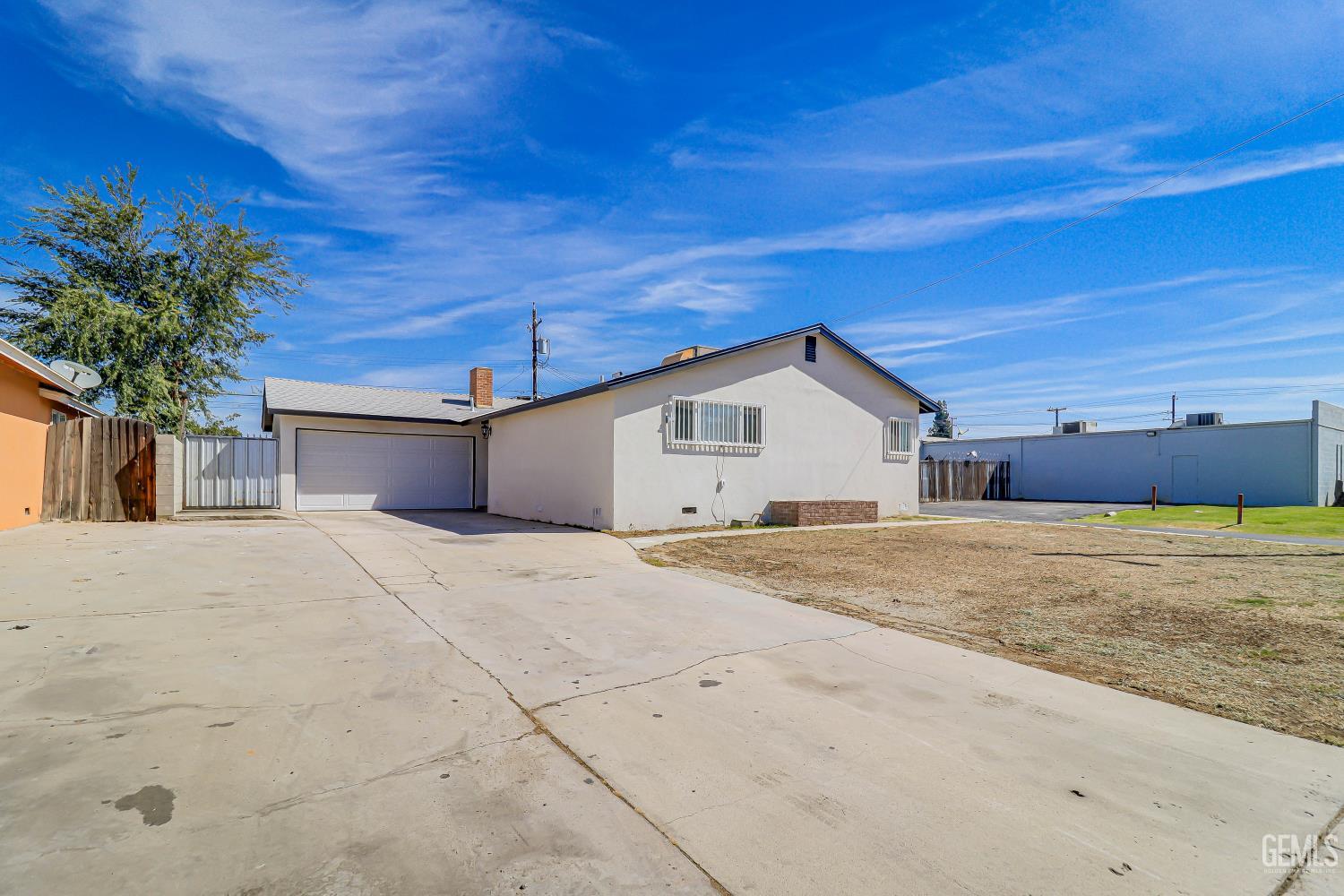 Single Family Residence in Bakersfield, photo 2 of 23