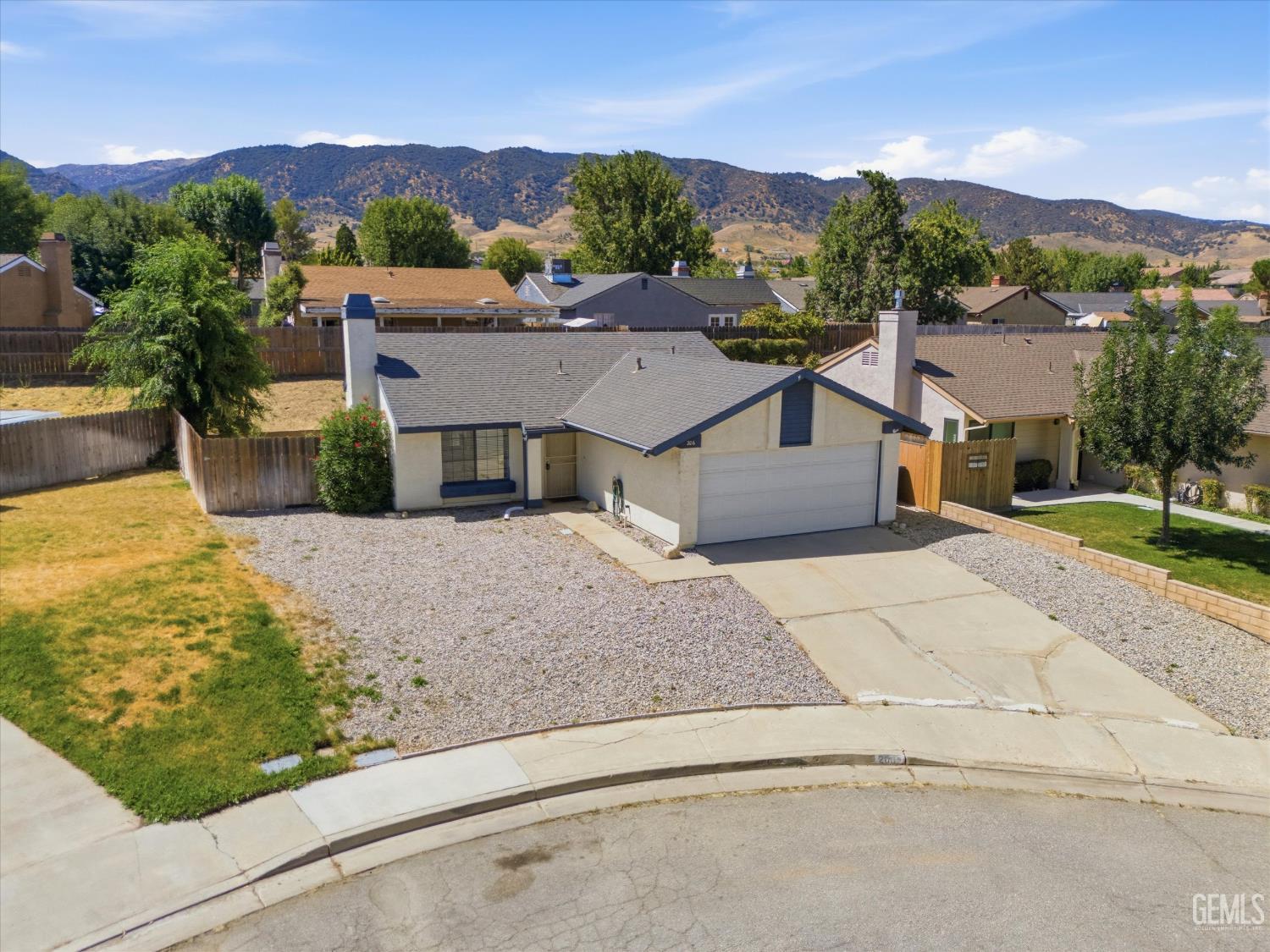 Single Family Residence in Tehachapi
