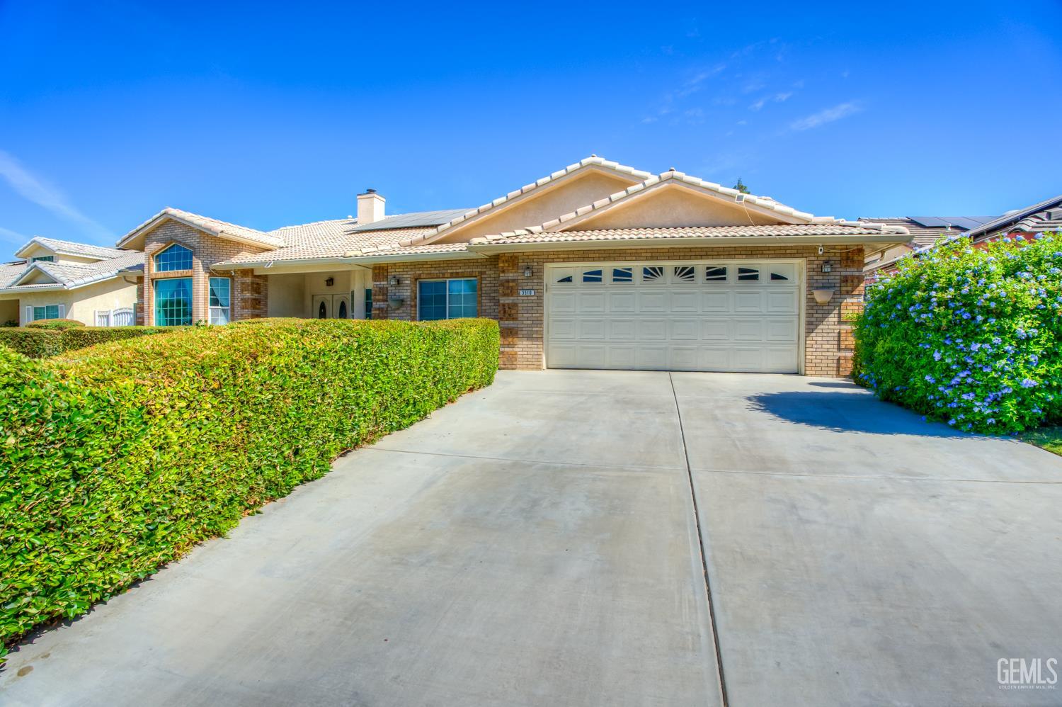 Single Family Residence in Bakersfield, photo 4 of 37