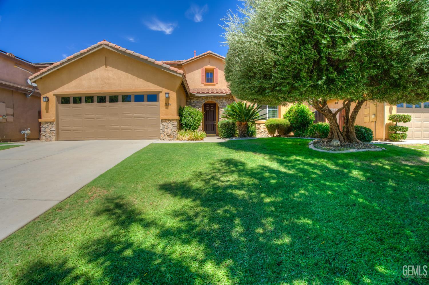 Single Family Residence in Bakersfield, photo 2 of 36