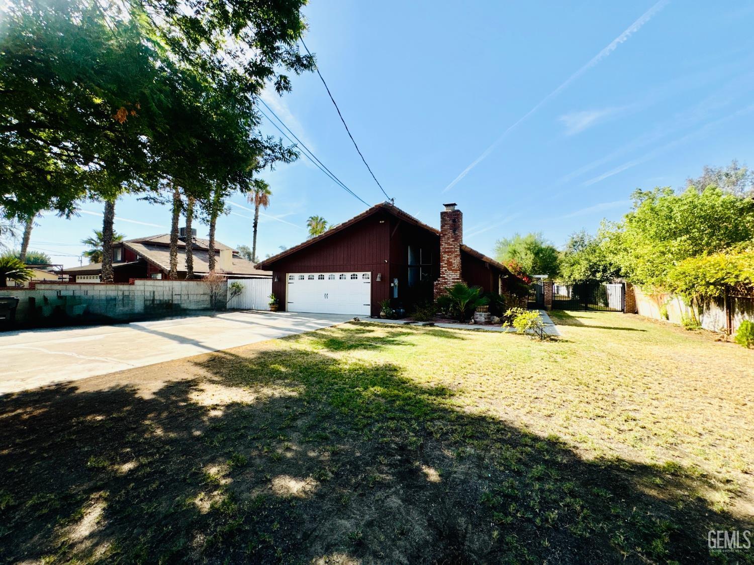 Single Family Residence in Bakersfield, photo 2 of 52