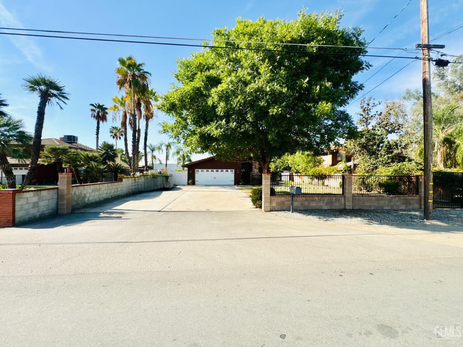 Single Family Residence in Bakersfield, photo 4 of 52