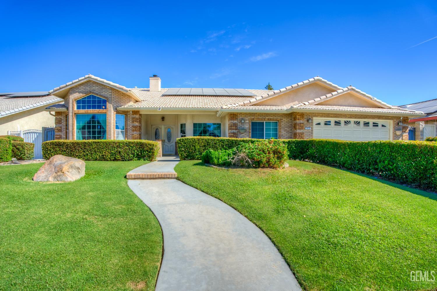 Single Family Residence in Bakersfield, photo 2 of 37