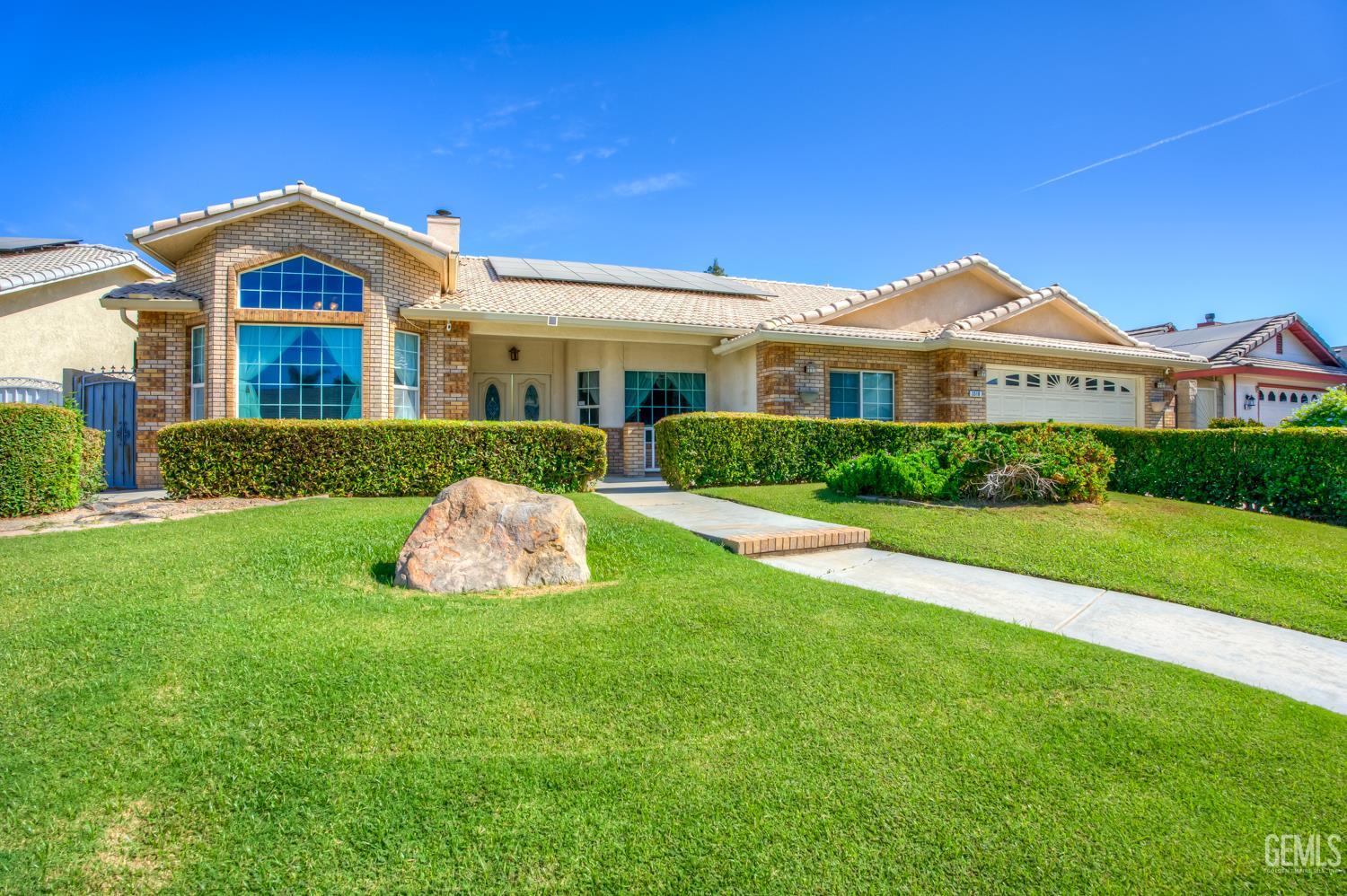 Single Family Residence in Bakersfield, photo 3 of 37