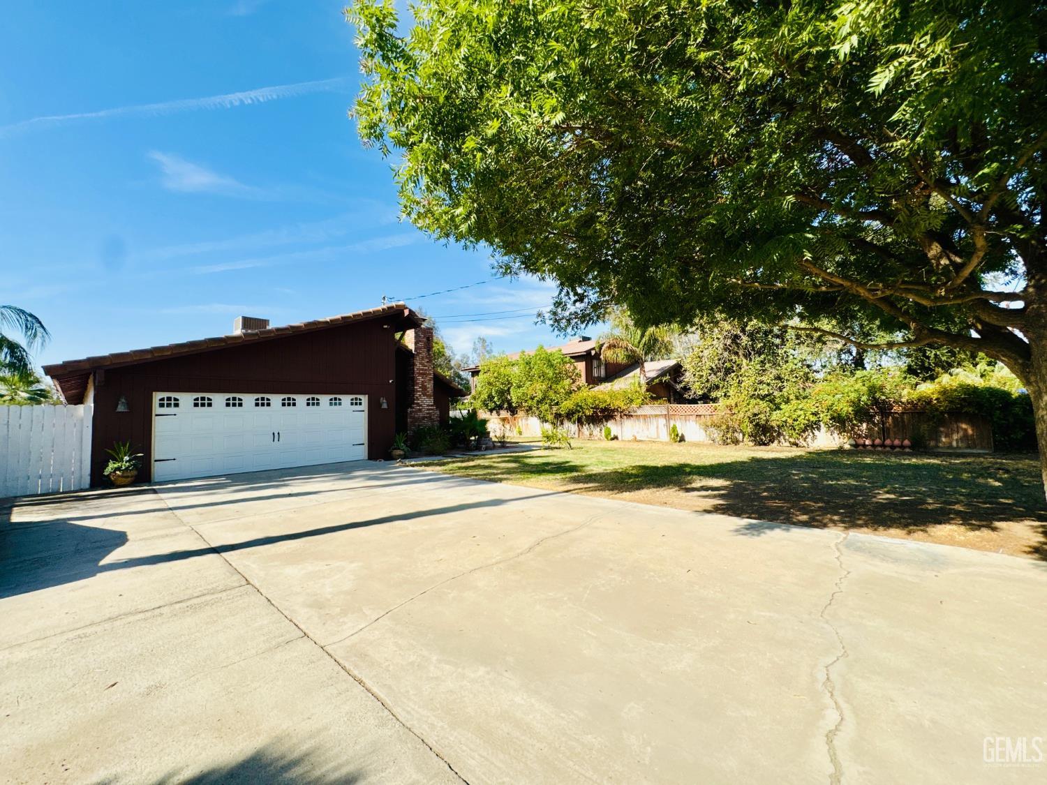 Single Family Residence in Bakersfield, photo 3 of 52