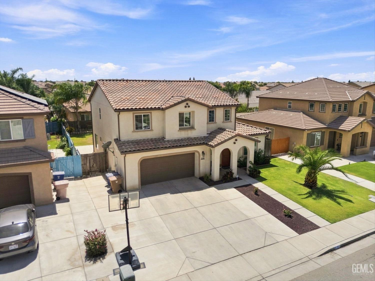 Single Family Residence in Bakersfield, photo 2 of 46