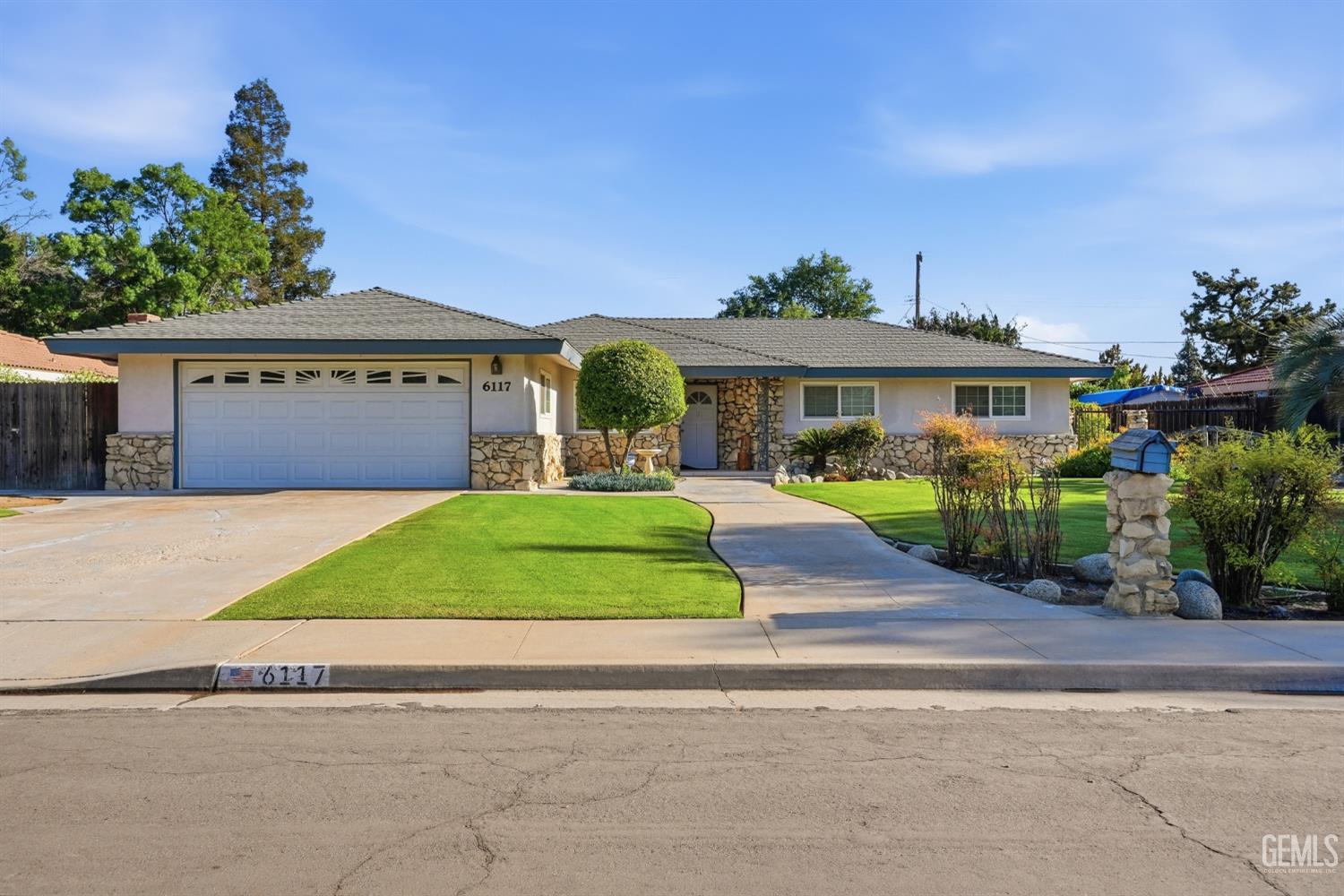 Single Family Residence in Bakersfield, photo 2 of 29