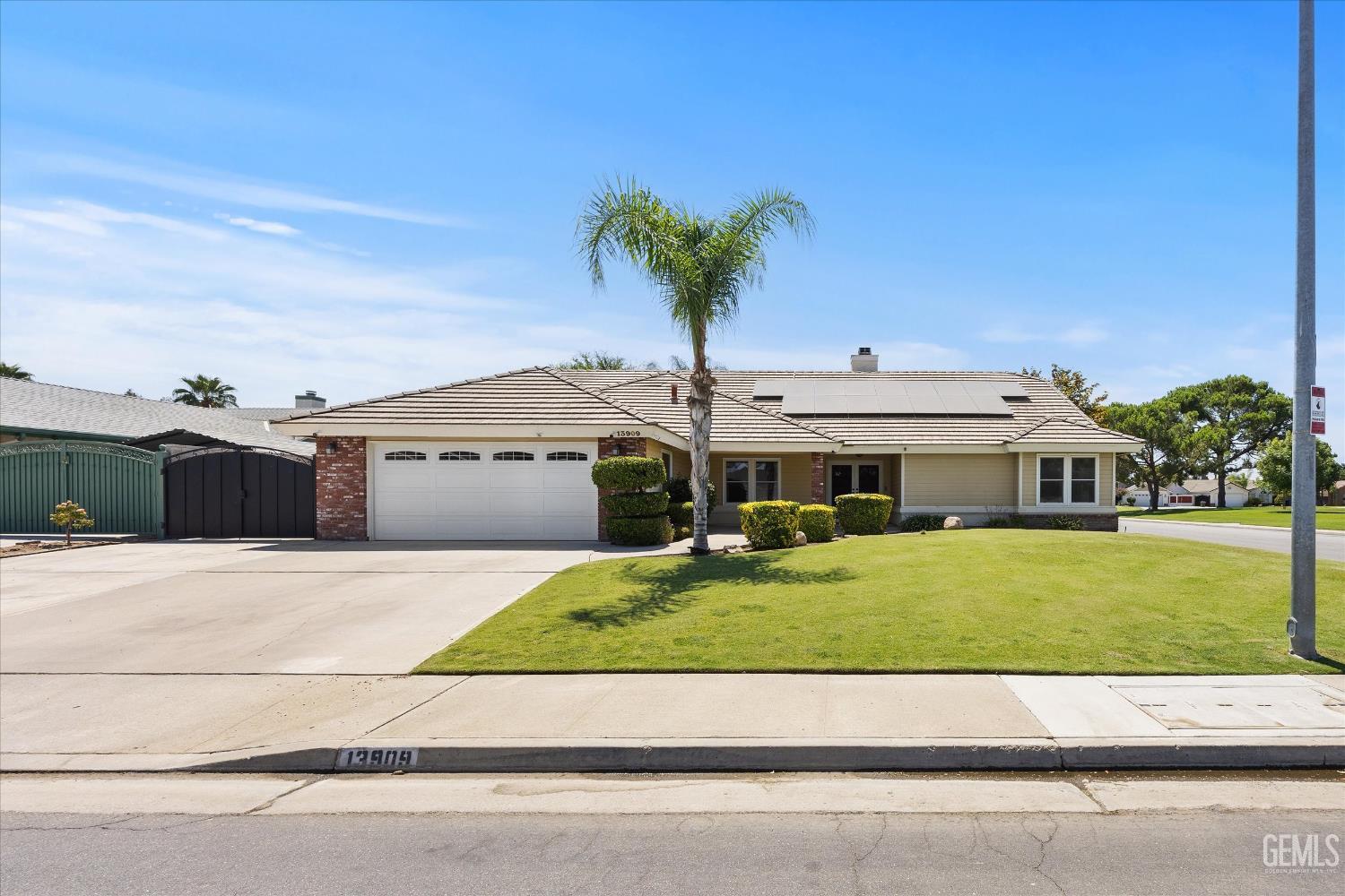 Single Family Residence in Bakersfield, photo 5 of 51