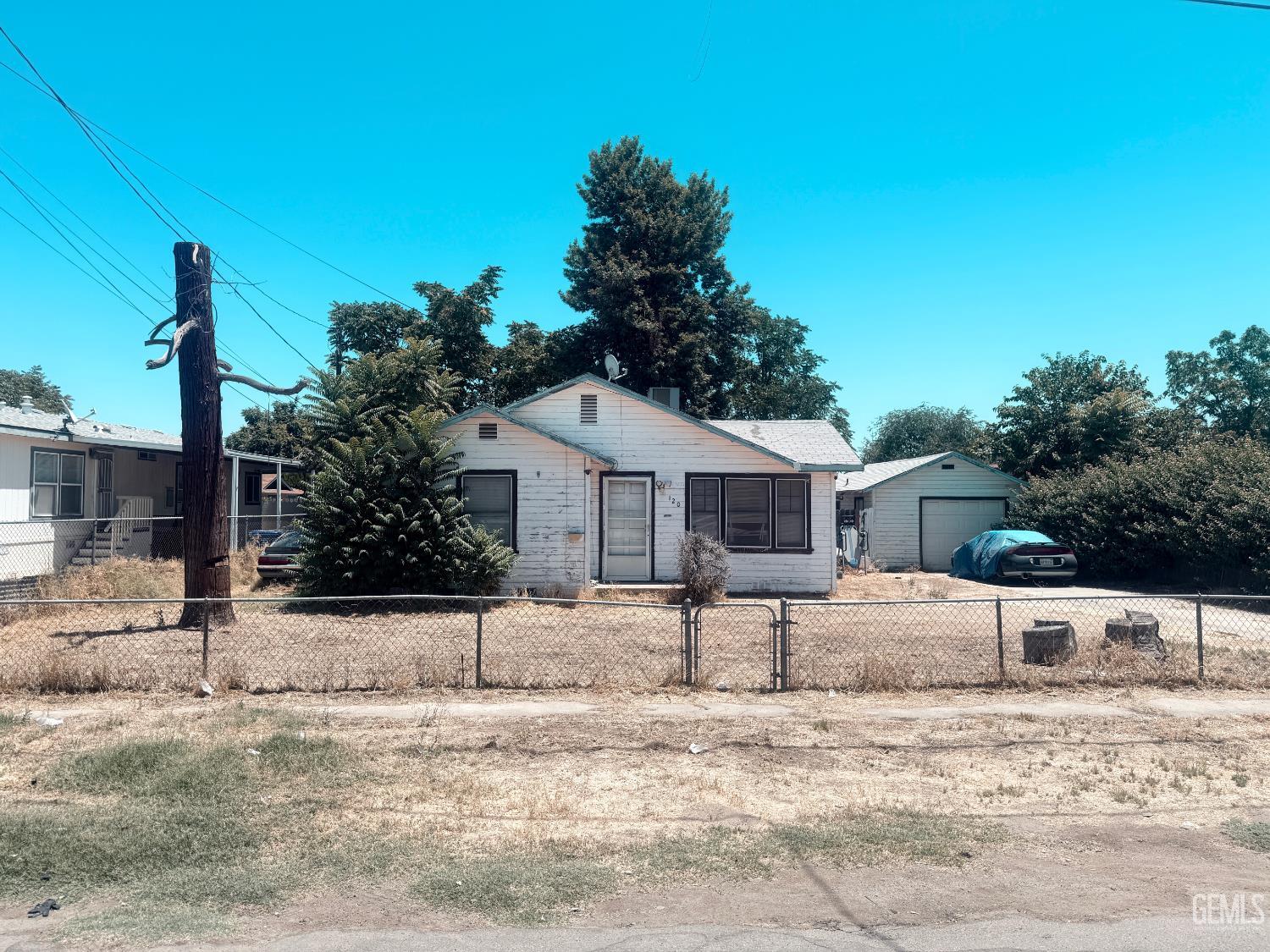 Single Family Residence in Bakersfield, photo 2 of 9