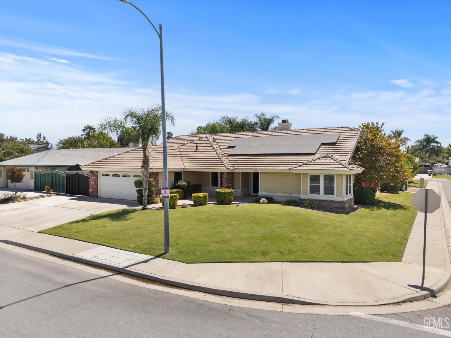 Single Family Residence in Bakersfield, photo 4 of 51