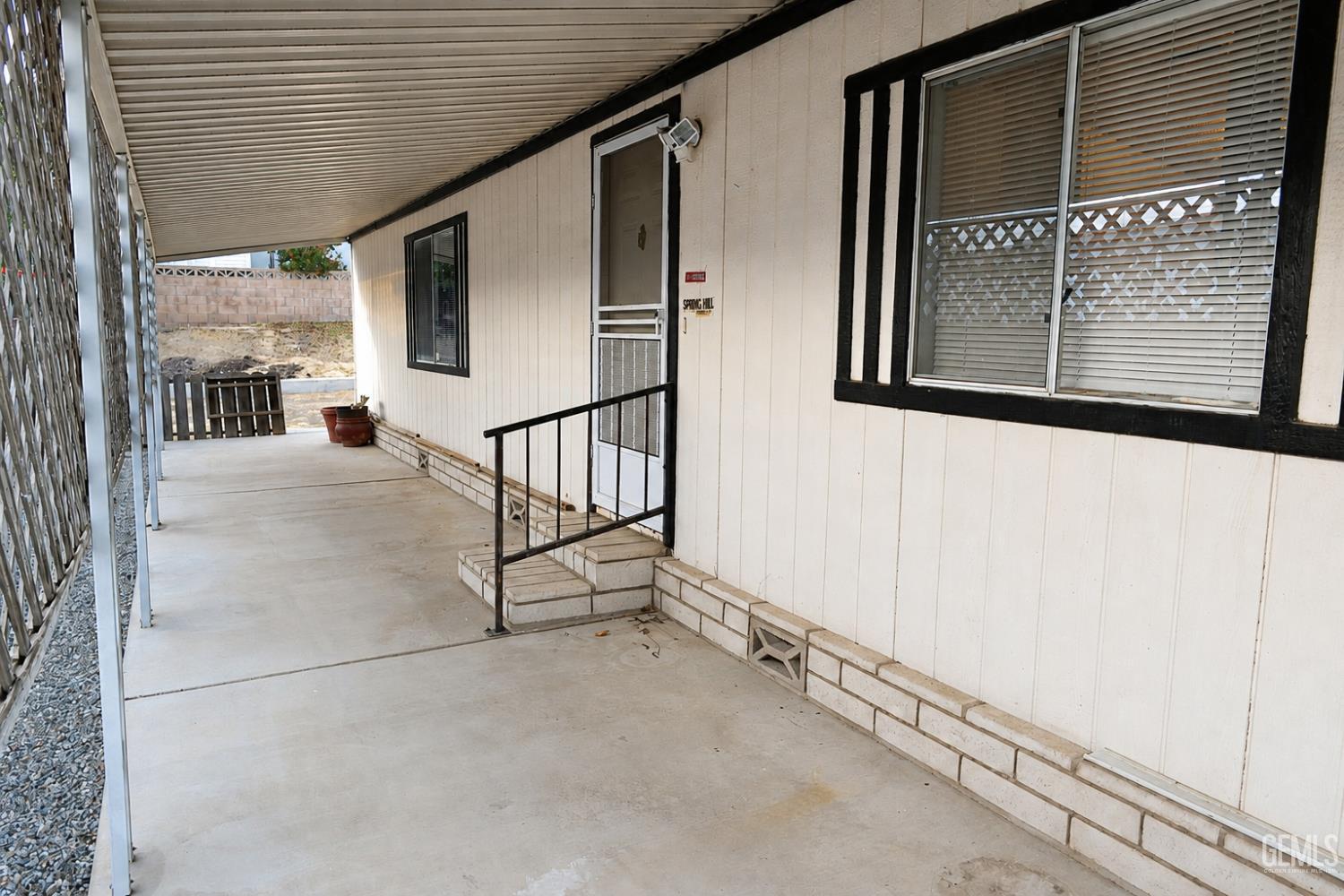 Manufactured Home in Bakersfield, photo 4 of 28