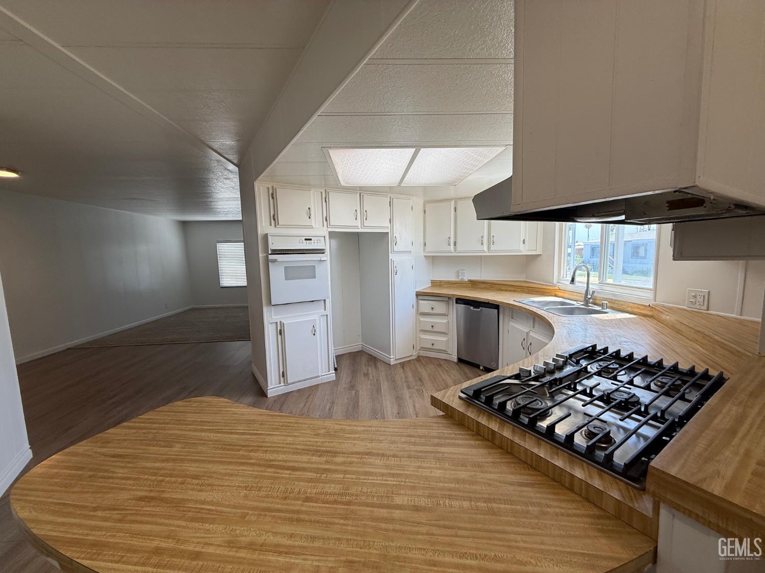 Manufactured Home in Bakersfield, photo 4 of 21