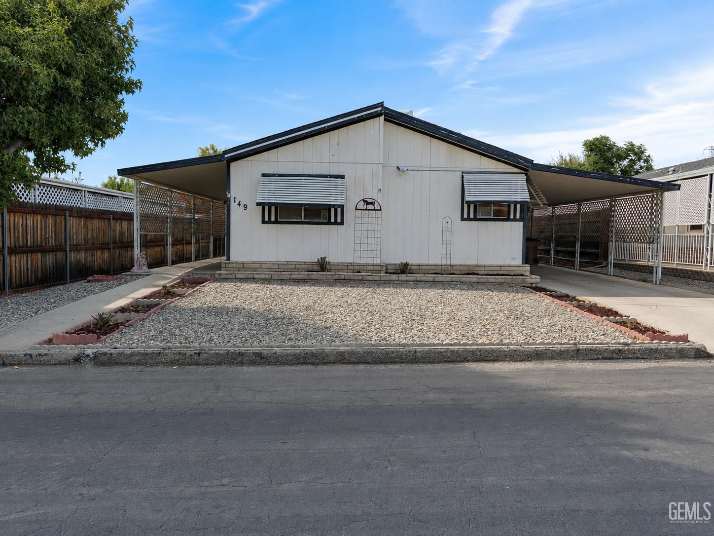 Manufactured Home in Bakersfield, photo 2 of 28