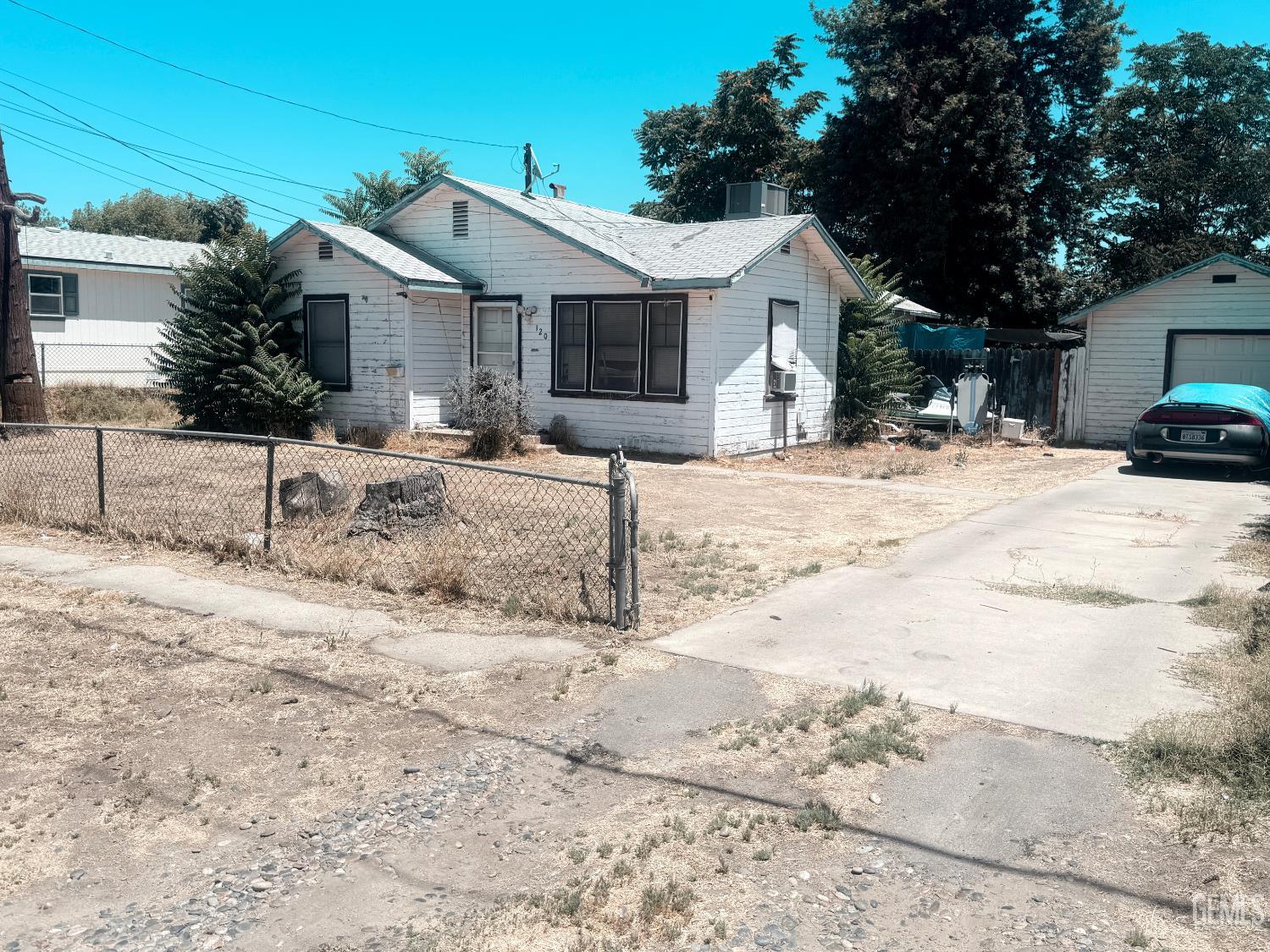 Single Family Residence in Bakersfield, photo 4 of 9