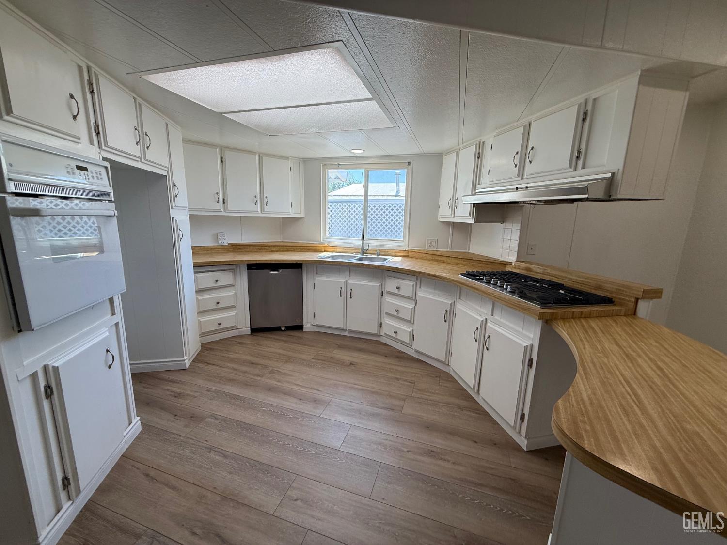 Manufactured Home in Bakersfield, photo 2 of 21