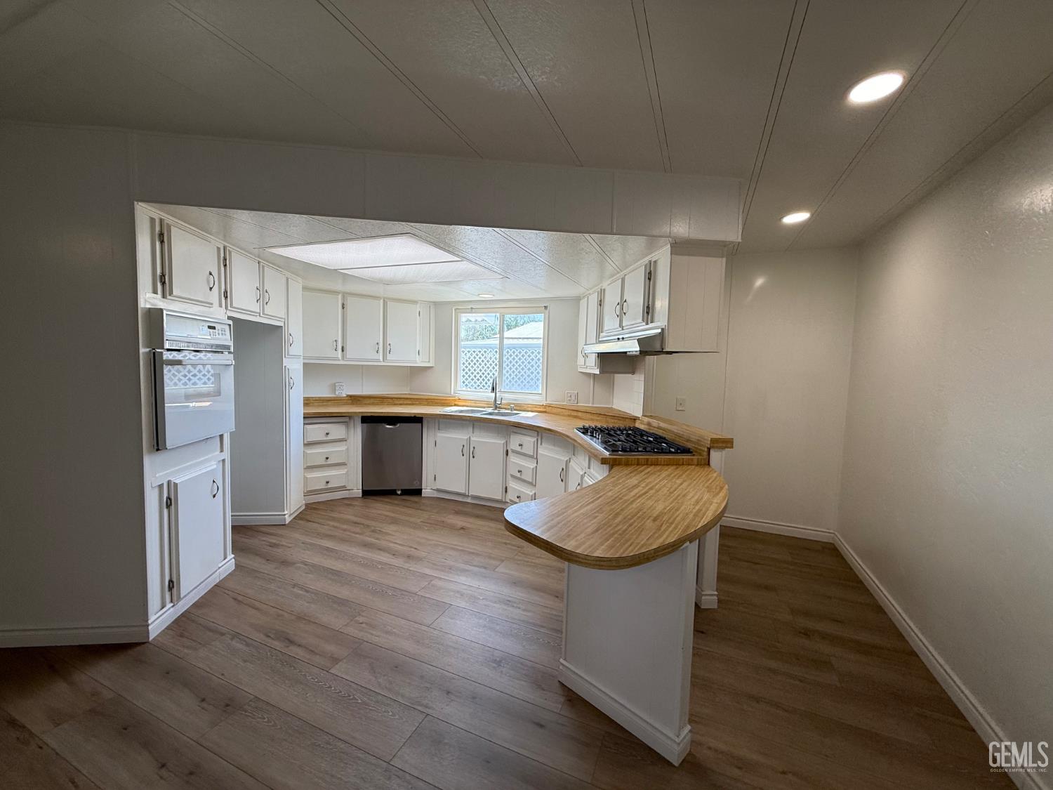 Manufactured Home in Bakersfield, photo 3 of 21