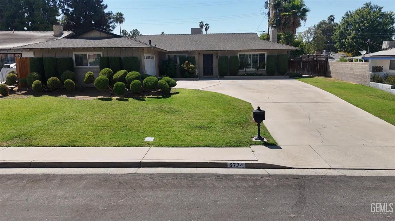 Single Family Residence in Bakersfield, photo 3 of 29