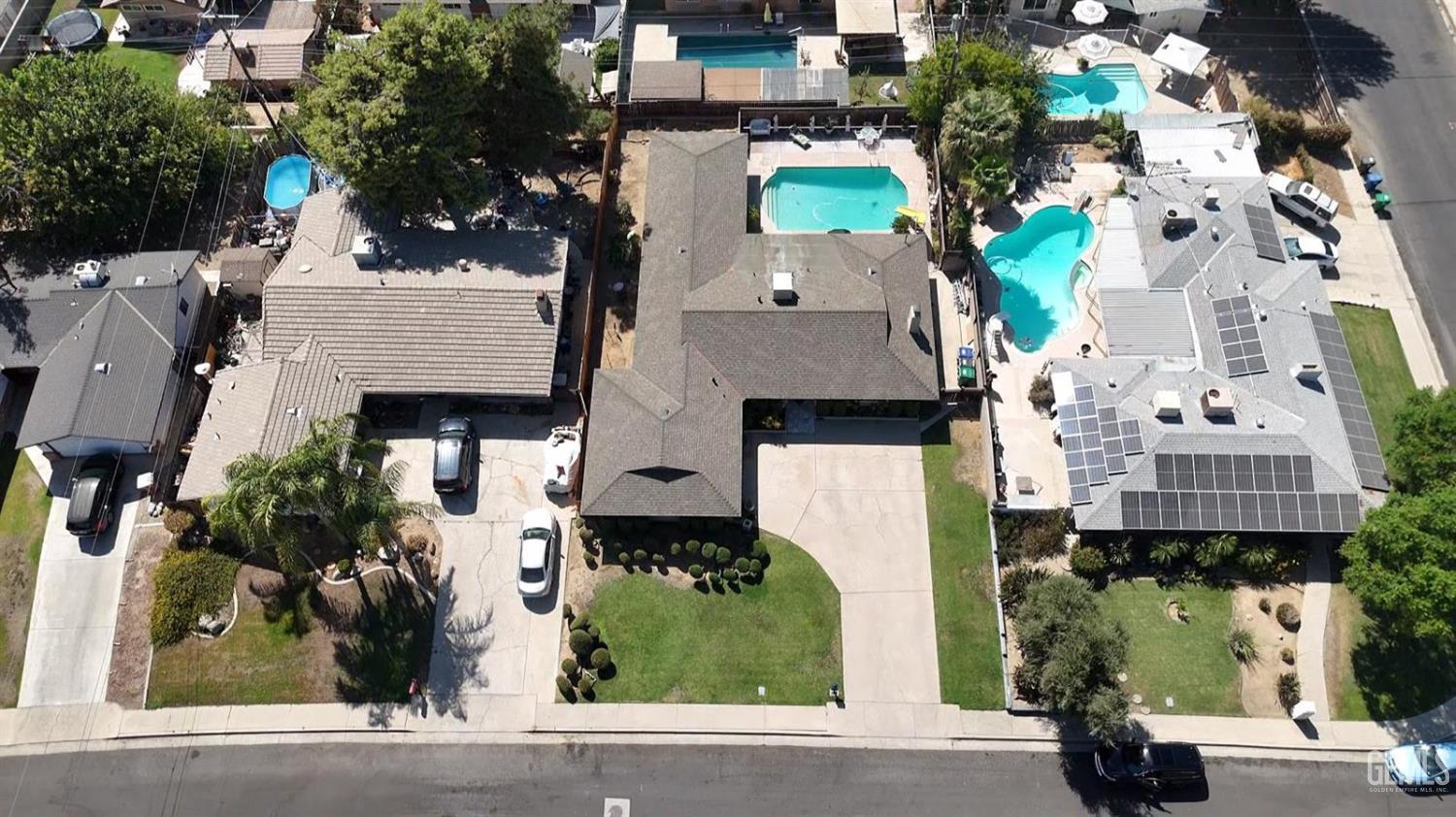 Single Family Residence in Bakersfield, photo 2 of 29