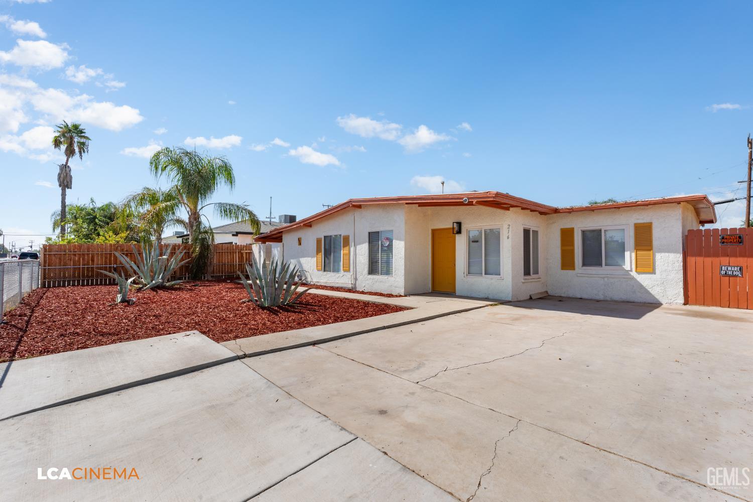 Single Family Residence in Bakersfield, photo 2 of 15