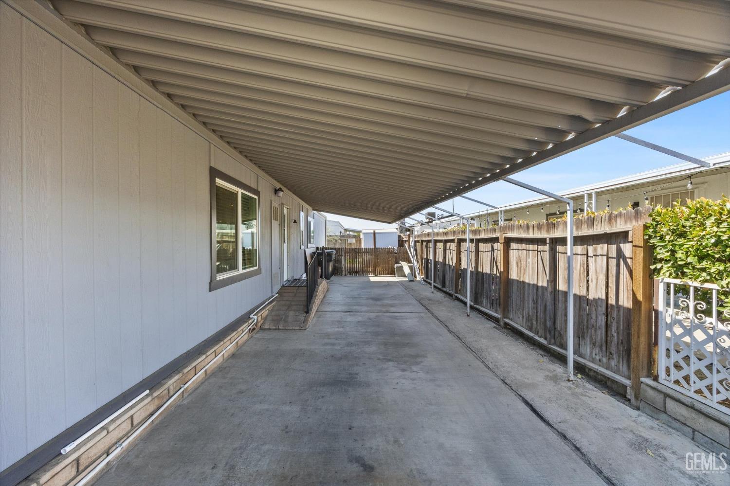 Manufactured Home in Bakersfield, photo 5 of 31