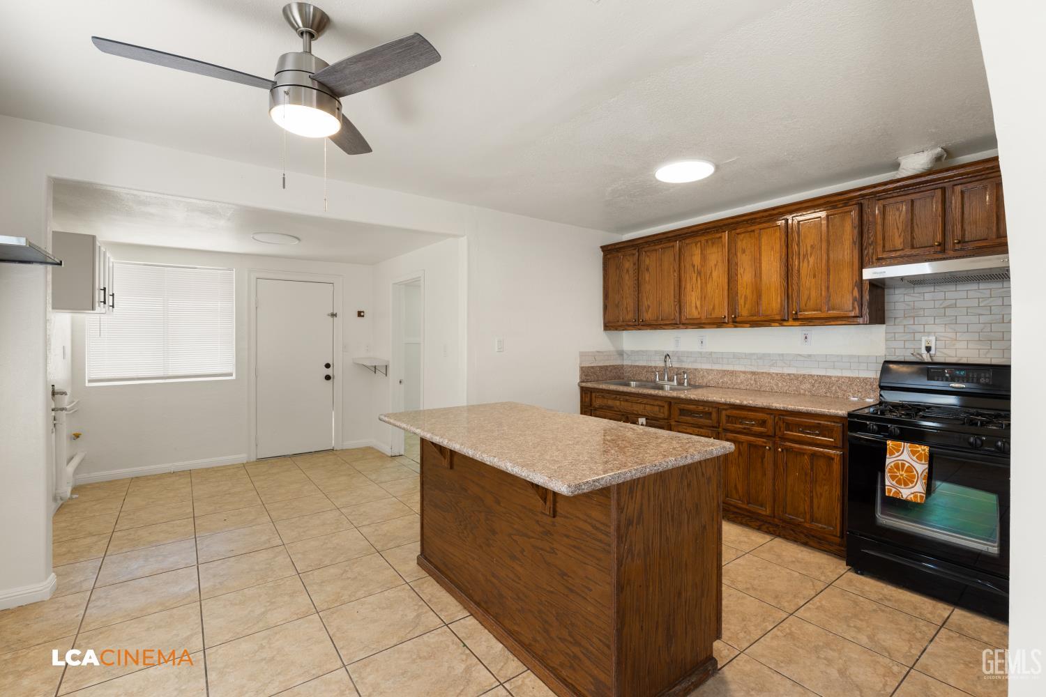 Single Family Residence in Bakersfield, photo 5 of 15