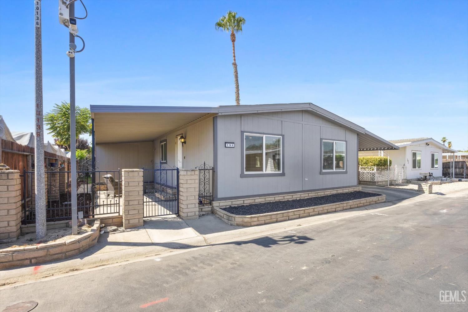 Manufactured Home in Bakersfield, photo 2 of 31