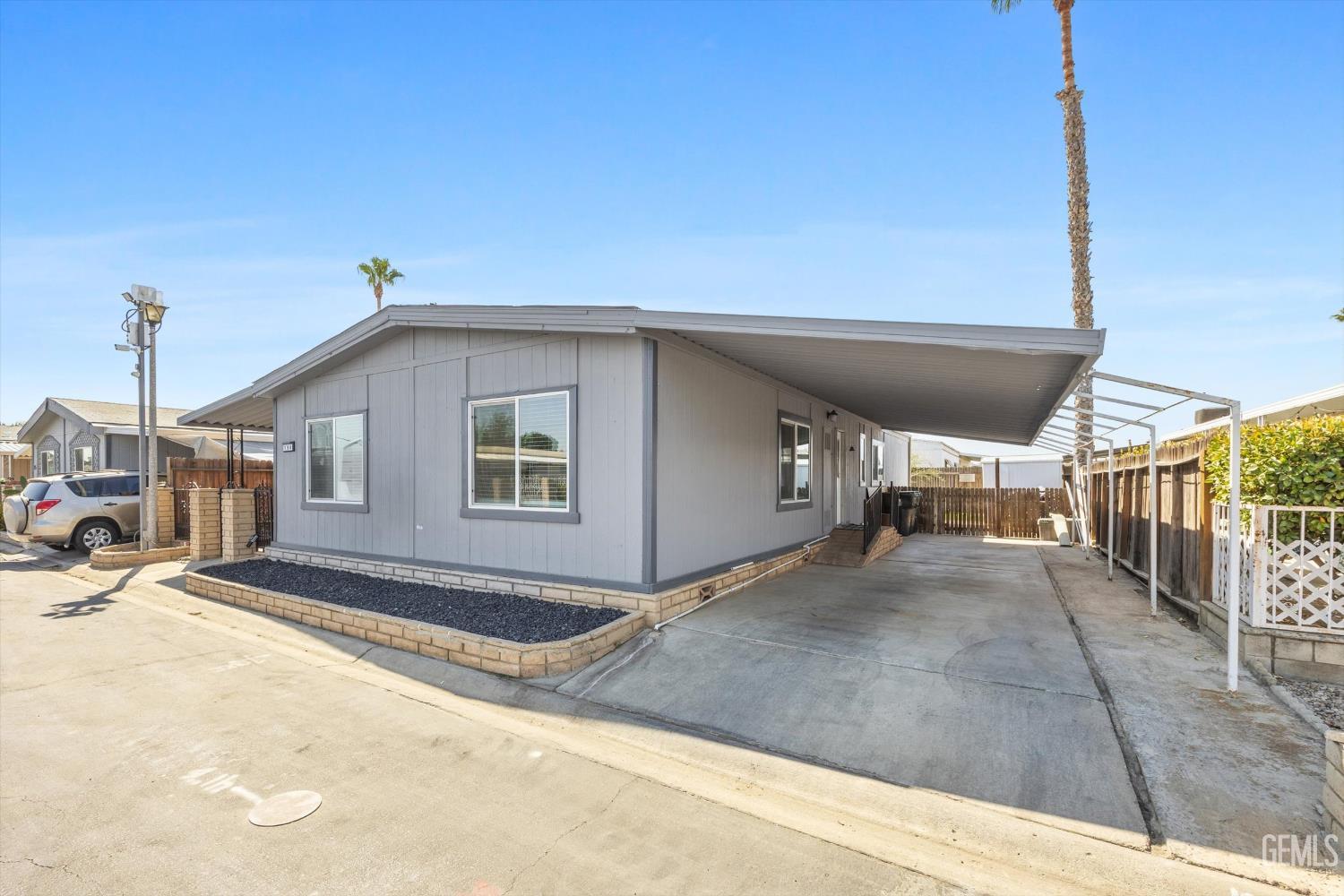 Manufactured Home in Bakersfield, photo 4 of 31