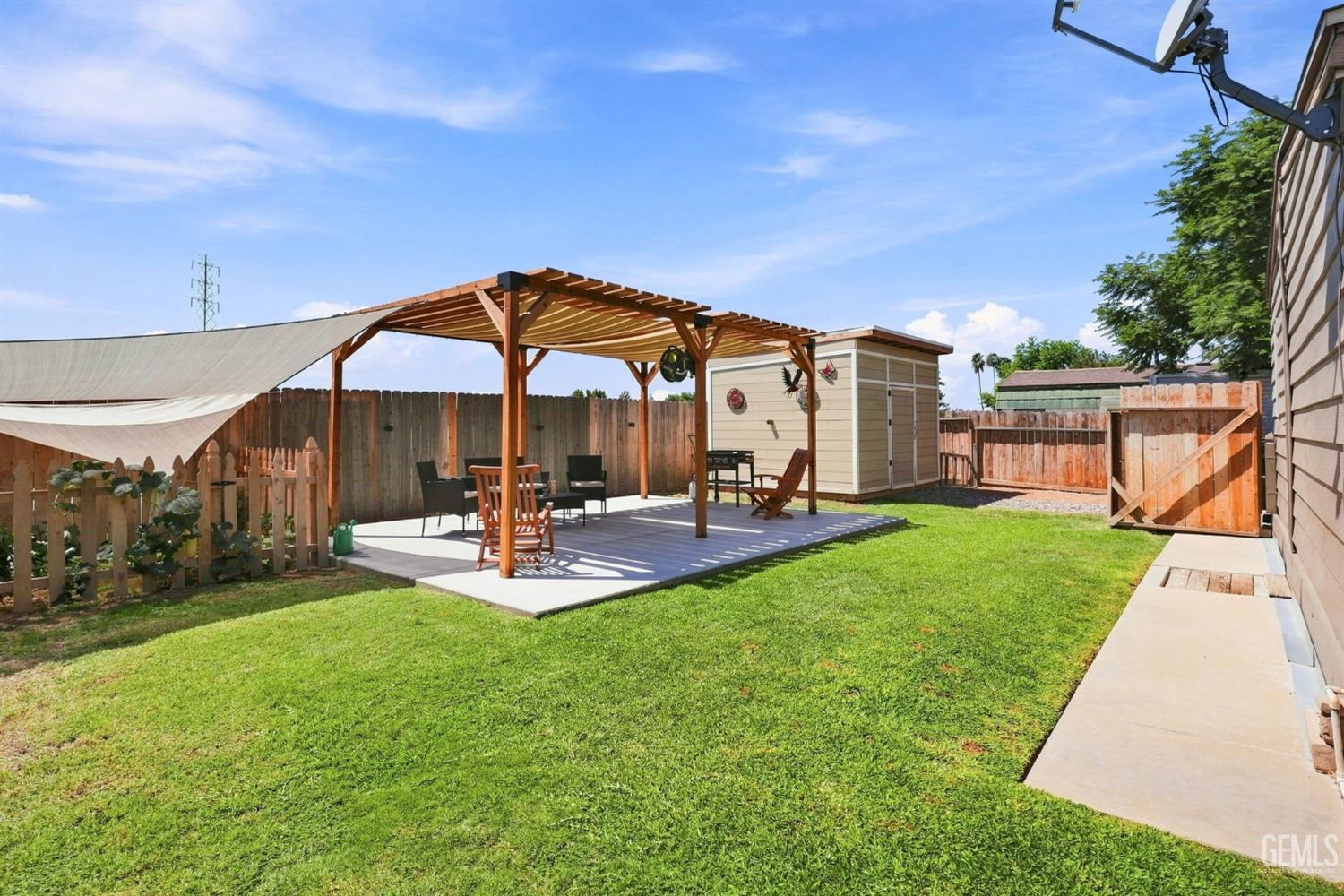 Manufactured Home in Bakersfield, photo 2 of 28