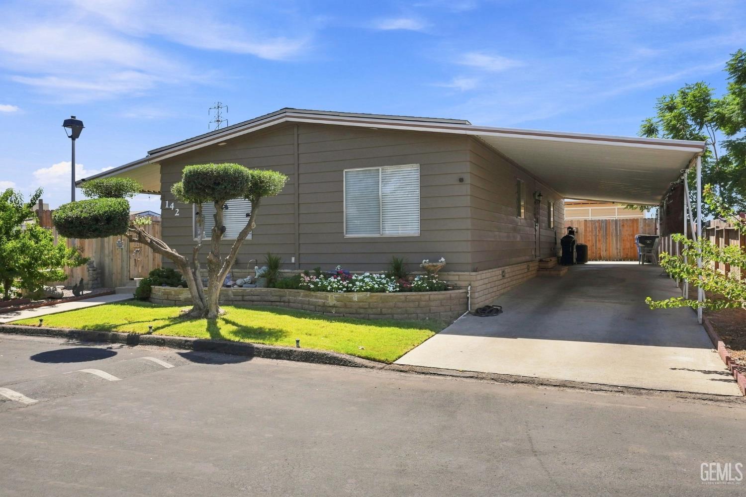 Manufactured Home in Bakersfield, photo 4 of 28