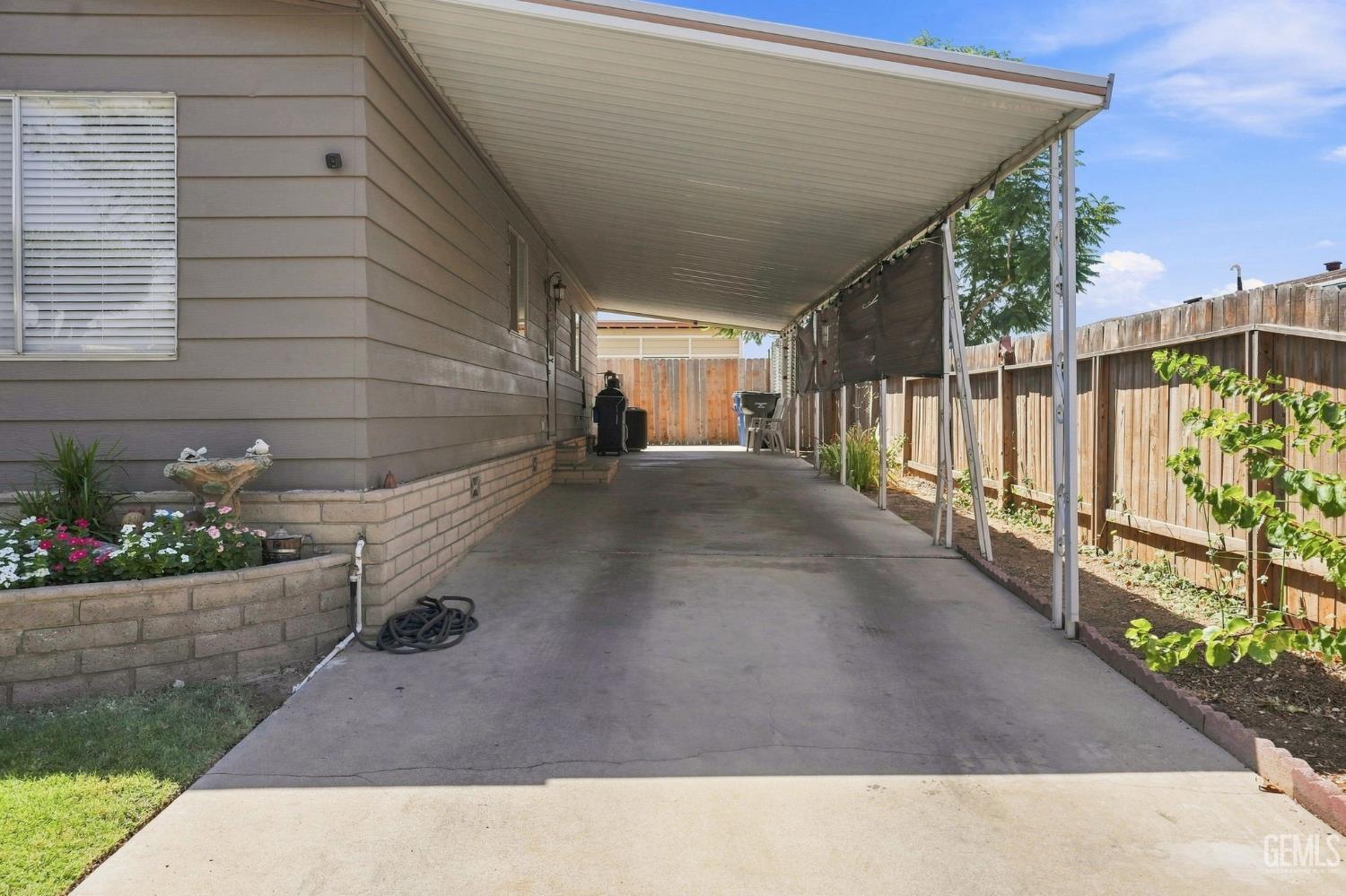 Manufactured Home in Bakersfield, photo 5 of 28