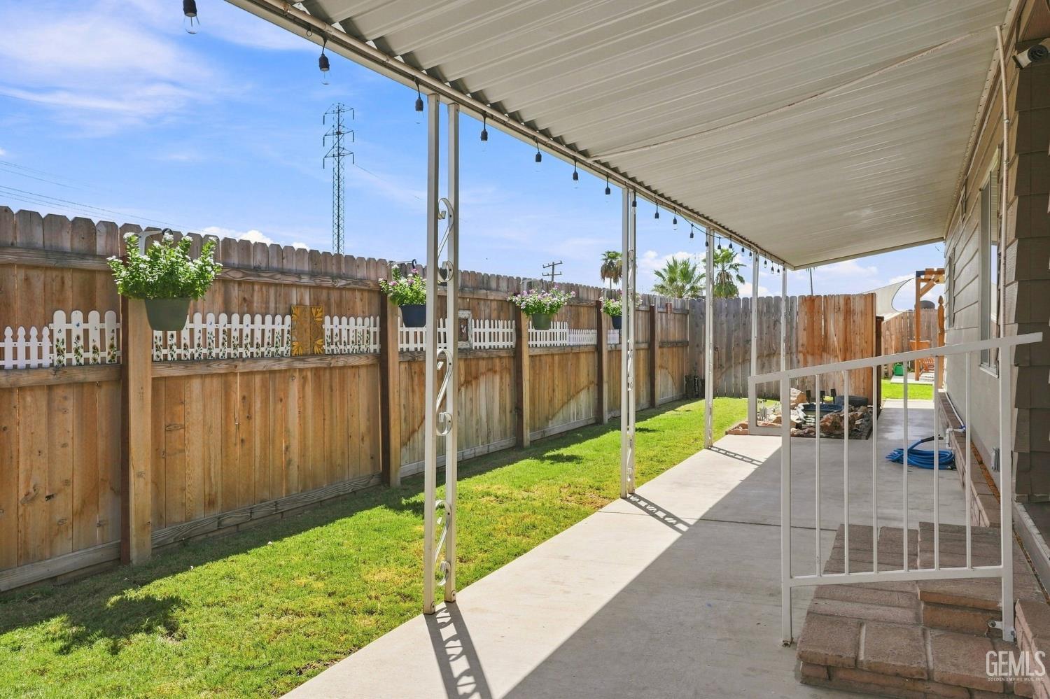 Manufactured Home in Bakersfield, photo 3 of 28