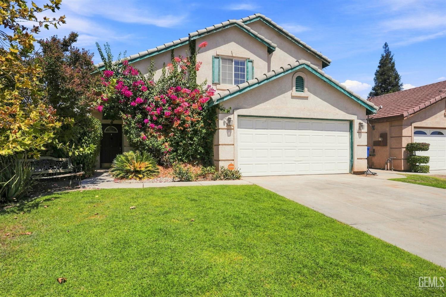 Single Family Residence in Bakersfield, photo 2 of 27
