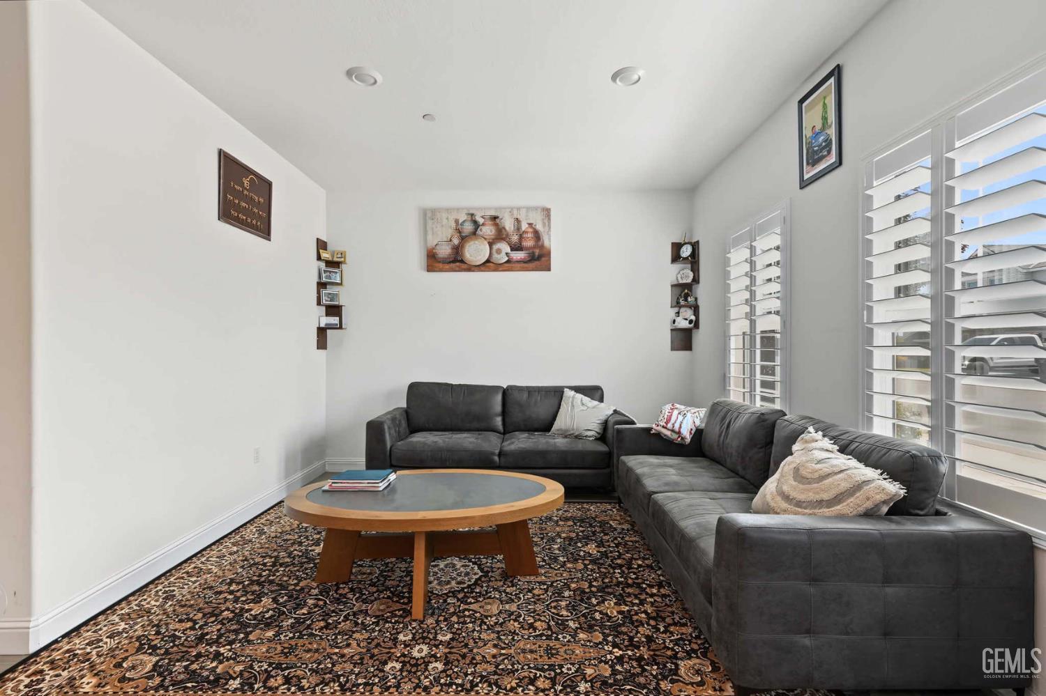 Single Family Residence in Shafter, photo 4 of 30