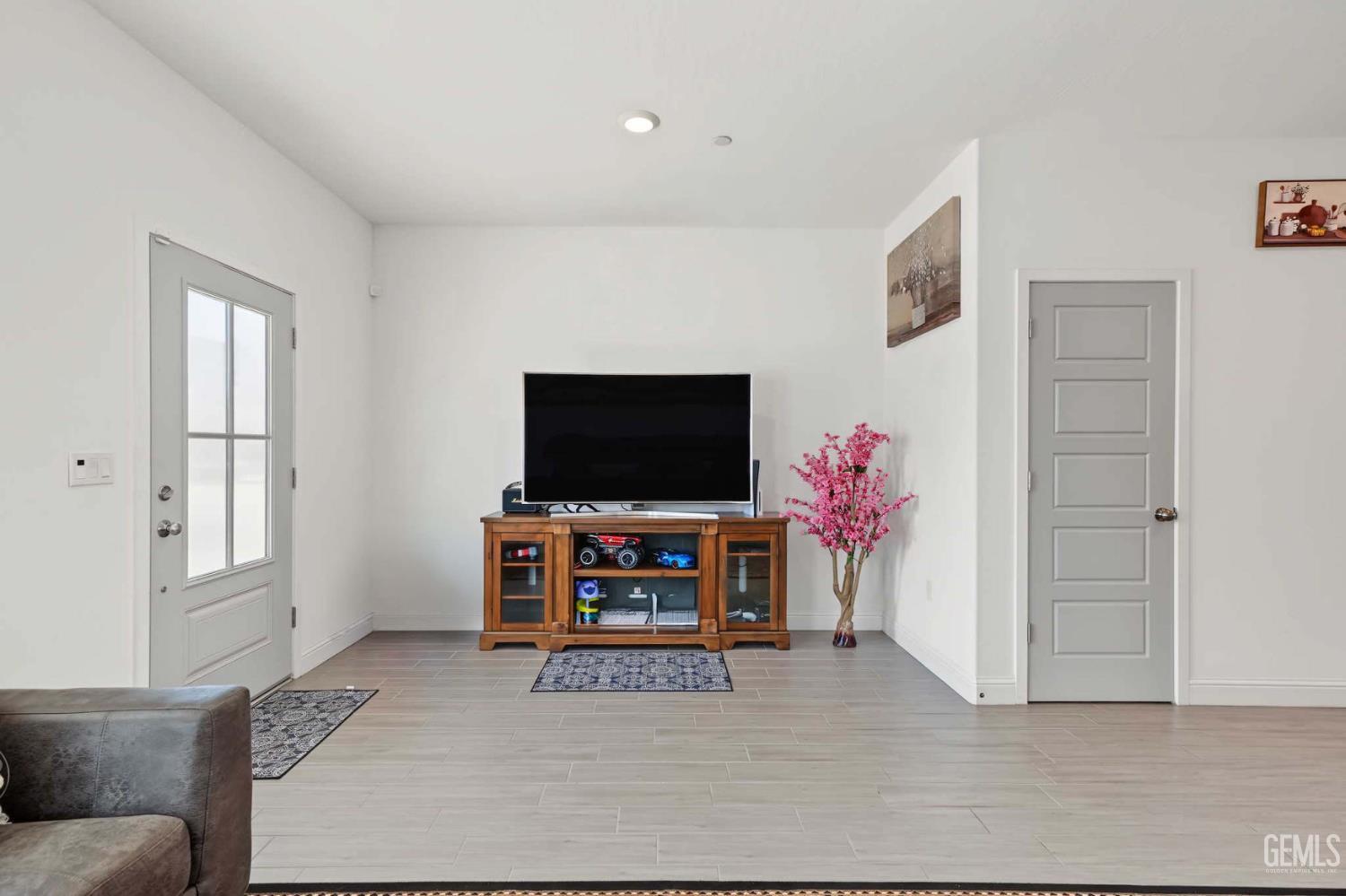 Single Family Residence in Shafter, photo 5 of 30