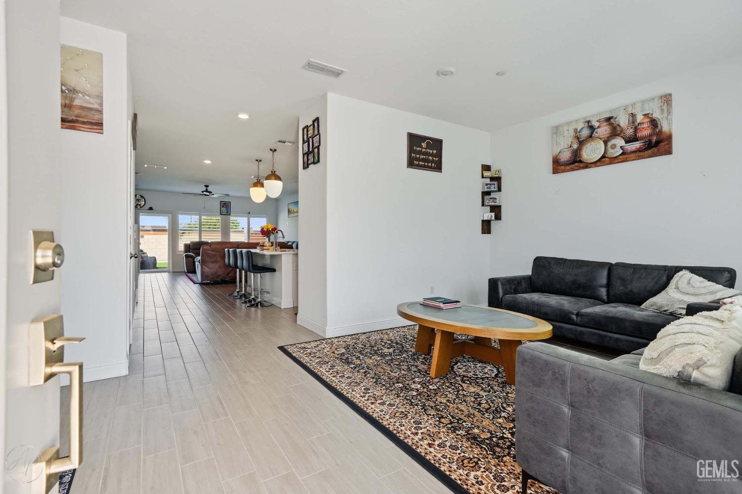 Single Family Residence in Shafter, photo 3 of 30