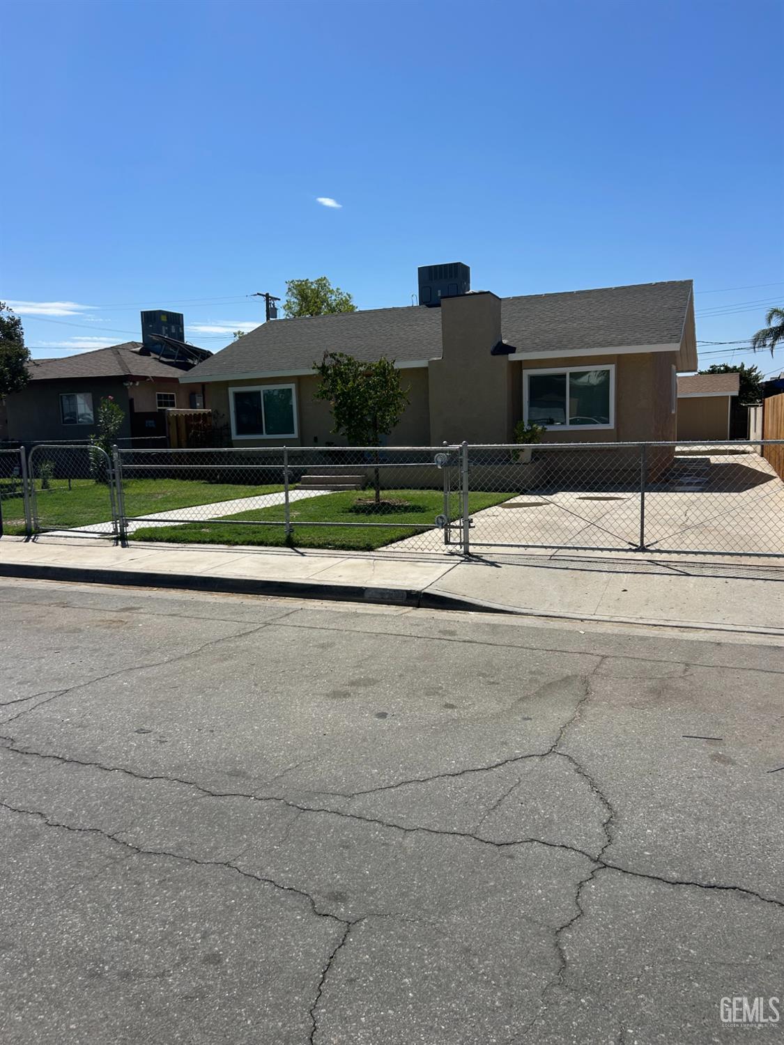 Single Family Residence in Bakersfield, photo 3 of 22