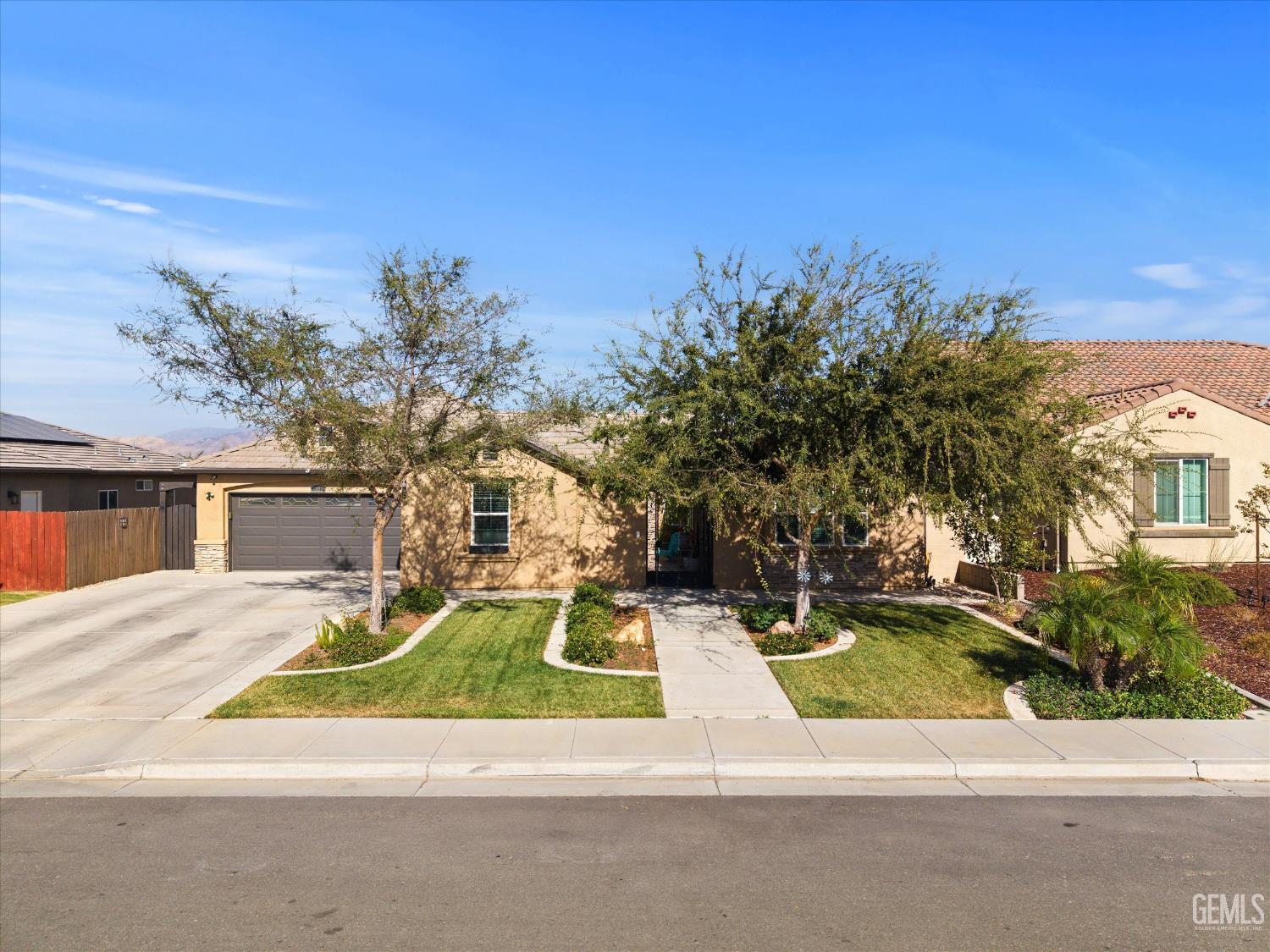 Single Family Residence in Bakersfield, photo 3 of 37