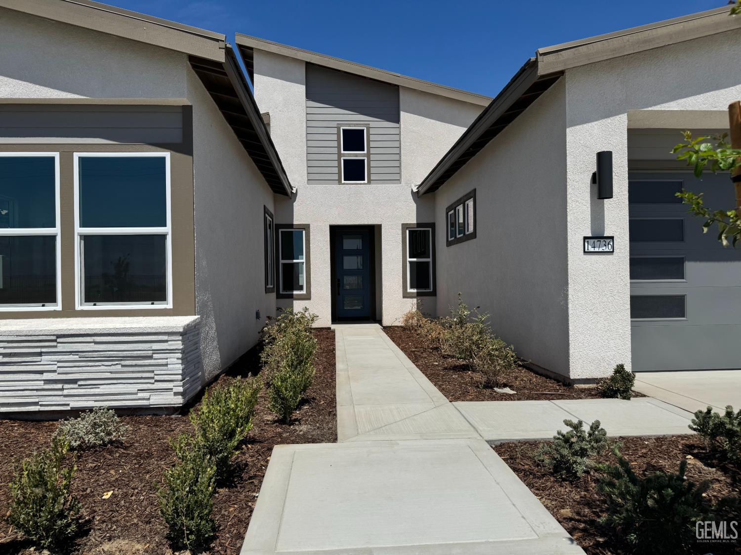 Single Family Residence in Bakersfield, photo 2 of 19