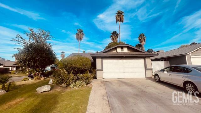 Single Family Residence in Bakersfield, photo 2 of 45