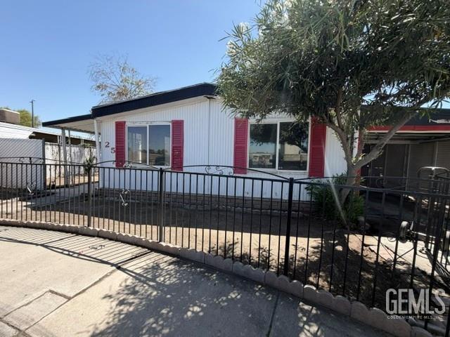 Manufactured Home in Bakersfield, photo 2 of 19