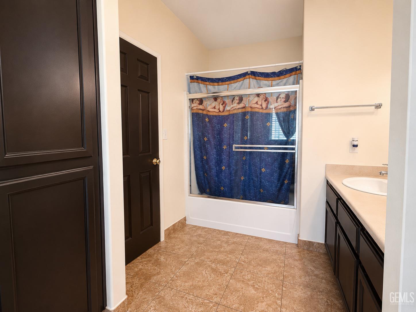 Single Family Residence in Bakersfield, photo 2 of 10