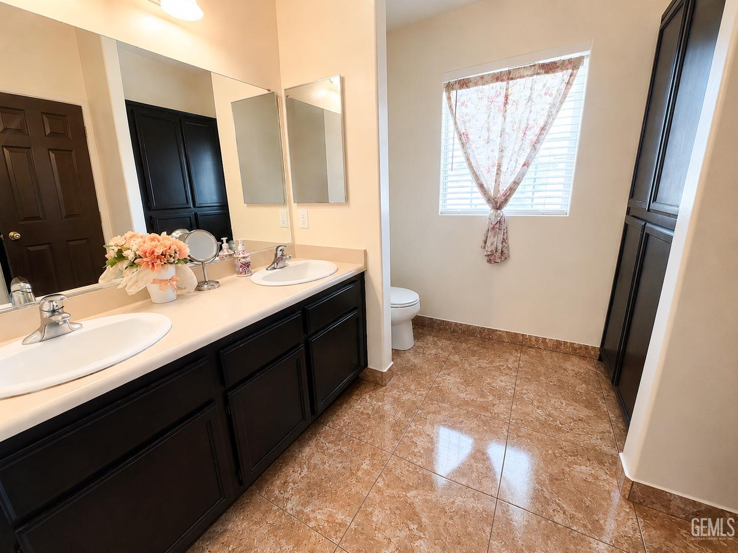 Single Family Residence in Bakersfield, photo 3 of 10
