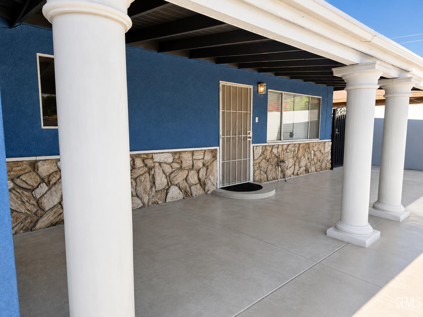 Single Family Residence in Bakersfield, photo 2 of 15
