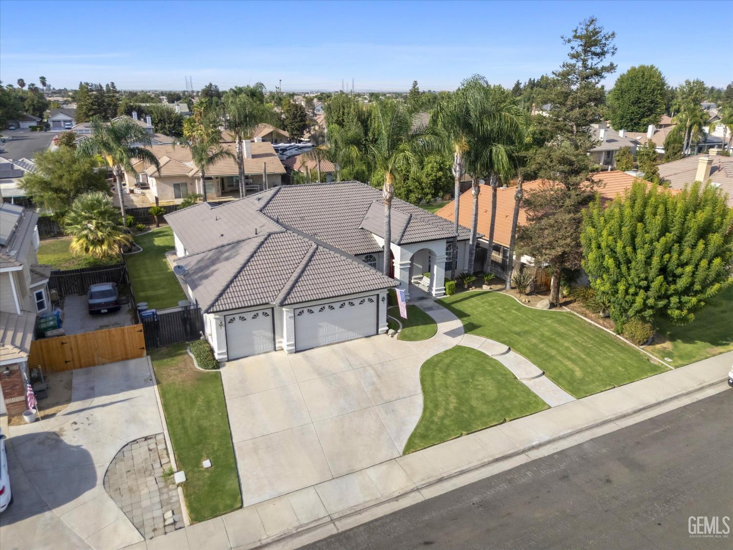 Single Family Residence in Bakersfield, photo 4 of 53